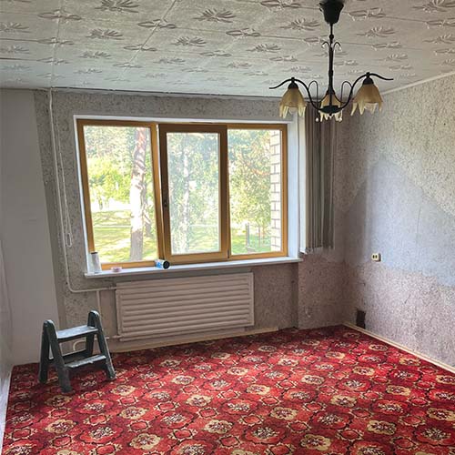 Buto vaizdas prieš remontą. Senovinės kiliminės grindys, ornamentinės lubos, smėlio struktūros sienos.