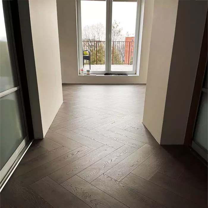 Vinilinės grindys sudėtos eglute.