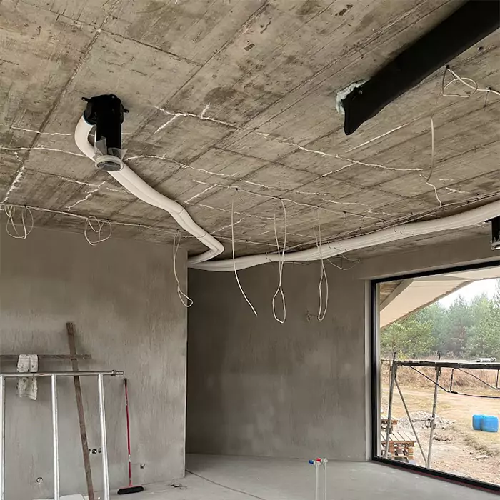 Darbo pradžia. Lubos betoninės, dar nepradėtos tvarkyti