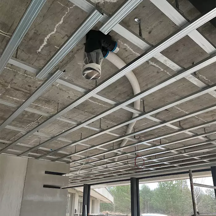 Antras žingsnis. Lubose įtaisyti sutvirtinimai.