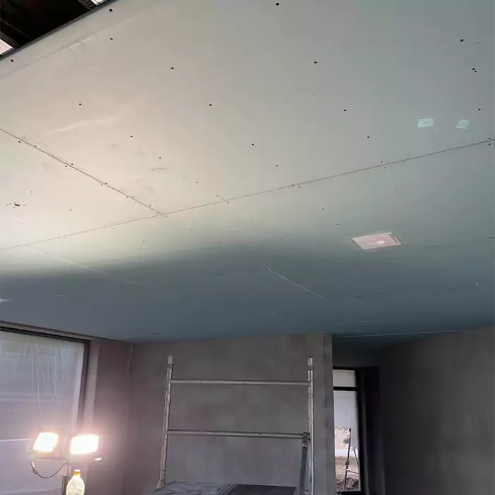 Trečias žingsnis. Lubose sumontuotos gipso plokštės.