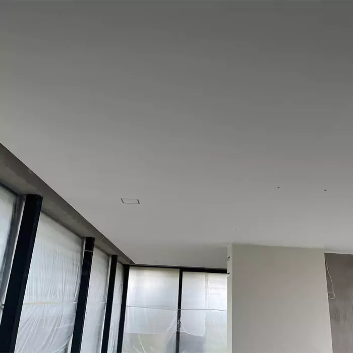 Paskutinis žingsnis. Lubos nuglaistytos ir nudažytos.